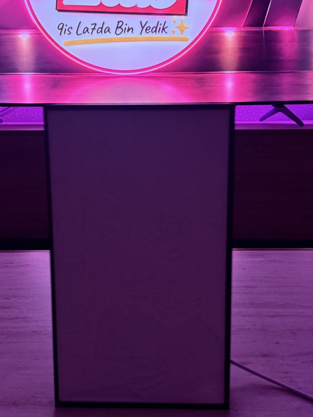 Sourti Light Box éteinte : un panneau blanc en relief dans son cadre noir, les visages sont invisibles